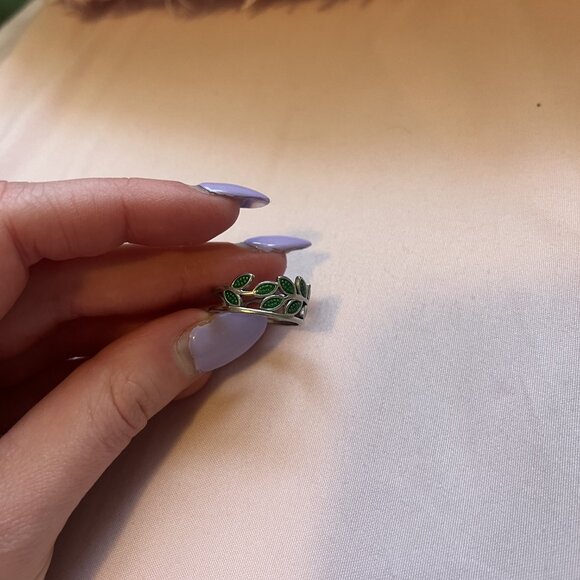 Intricate green leaves wrap around silver ring - Picture 4 of 4